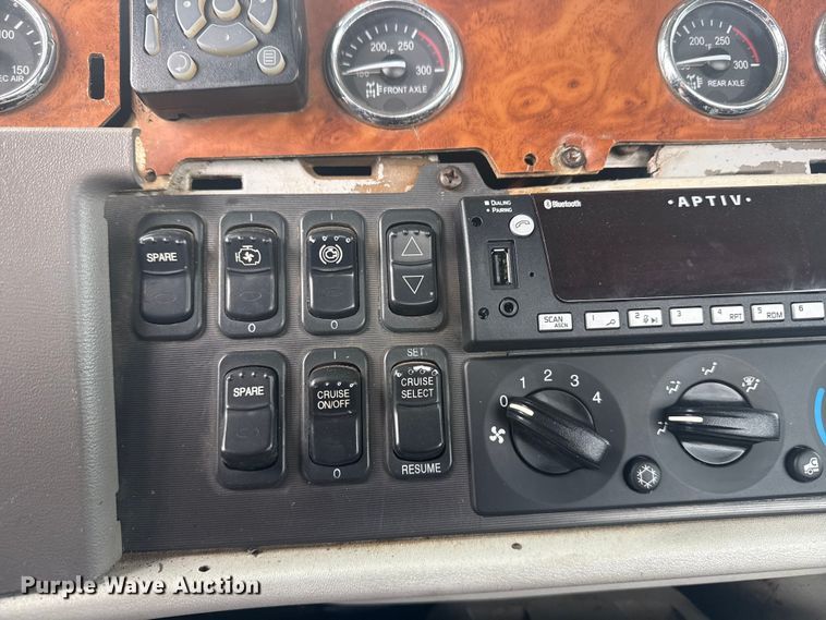 image for item EG8841 2007 Peterbilt 357 tank truck