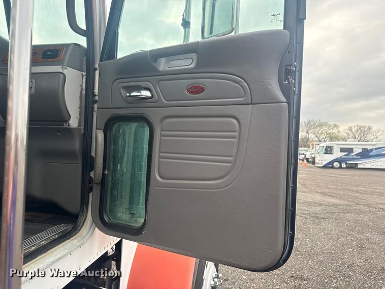 image for item EG8841 2007 Peterbilt 357 tank truck