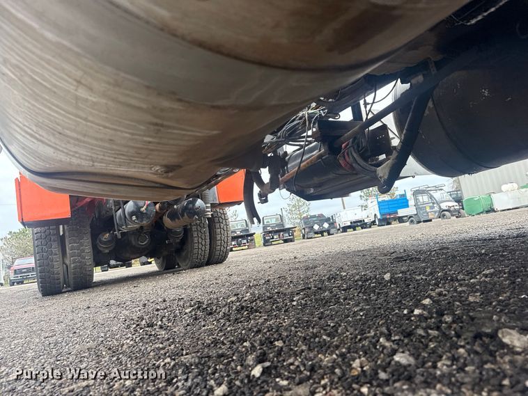 image for item EG8841 2007 Peterbilt 357 tank truck