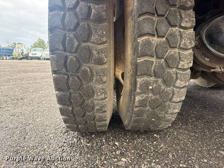 image for item EG8841 2007 Peterbilt 357 tank truck