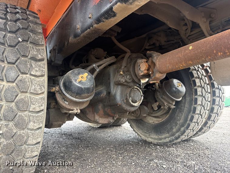 image for item EG8841 2007 Peterbilt 357 tank truck