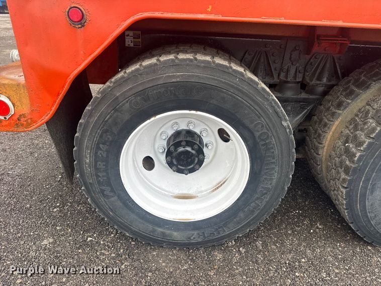 image for item EG8841 2007 Peterbilt 357 tank truck