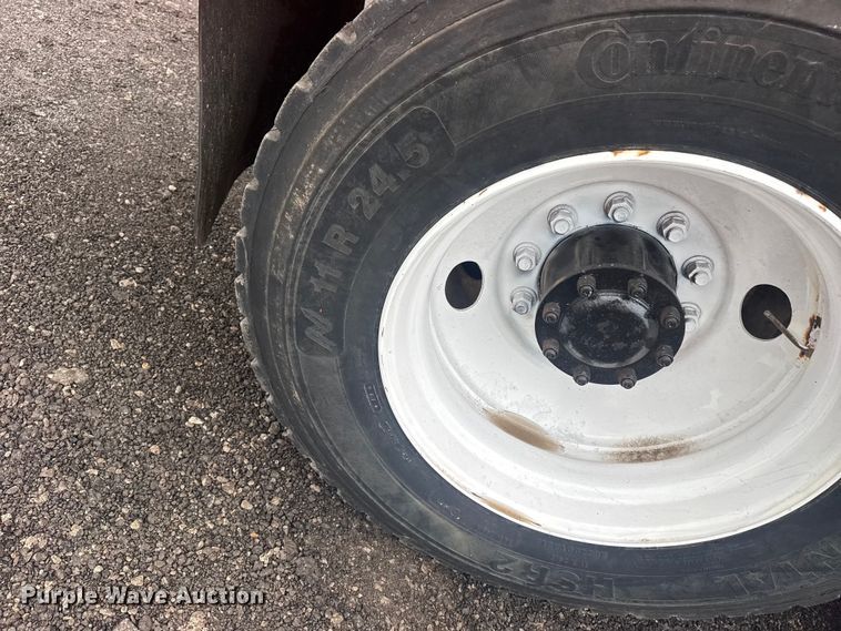 image for item EG8841 2007 Peterbilt 357 tank truck