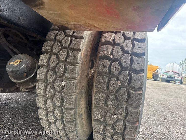 image for item EG8841 2007 Peterbilt 357 tank truck