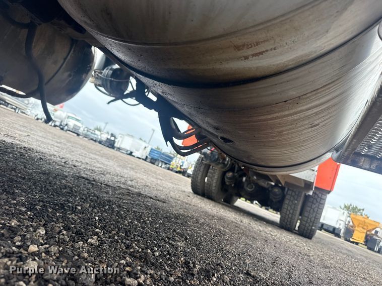 image for item EG8841 2007 Peterbilt 357 tank truck