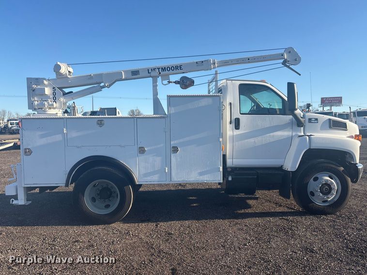 image for item EG8853 2007 Chevrolet C7500 utility / service truck