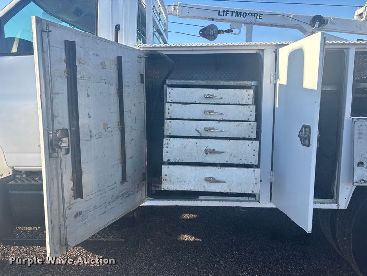 image for item EG8853 2007 Chevrolet C7500 utility / service truck