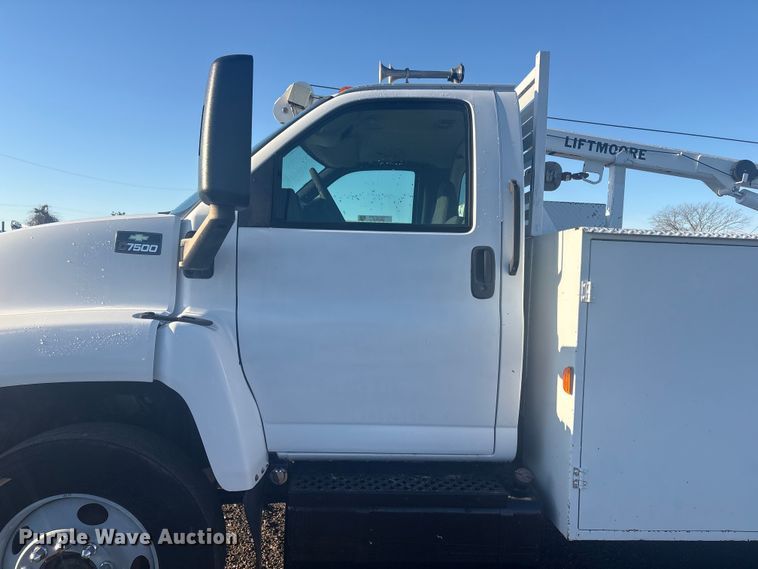 image for item EG8853 2007 Chevrolet C7500 utility / service truck