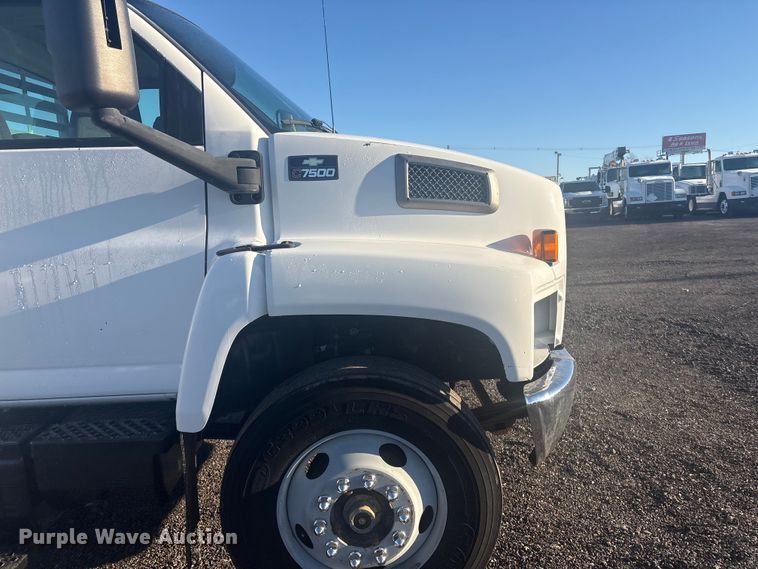 image for item EG8853 2007 Chevrolet C7500 utility / service truck