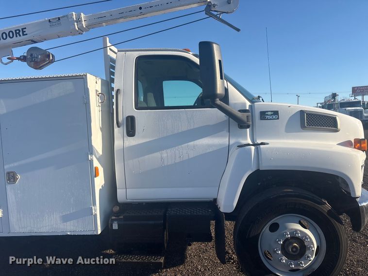 image for item EG8853 2007 Chevrolet C7500 utility / service truck