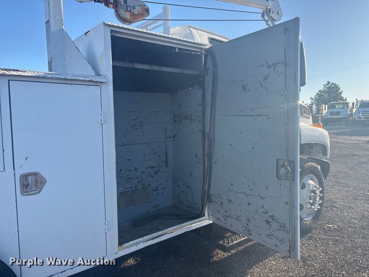 image for item EG8853 2007 Chevrolet C7500 utility / service truck