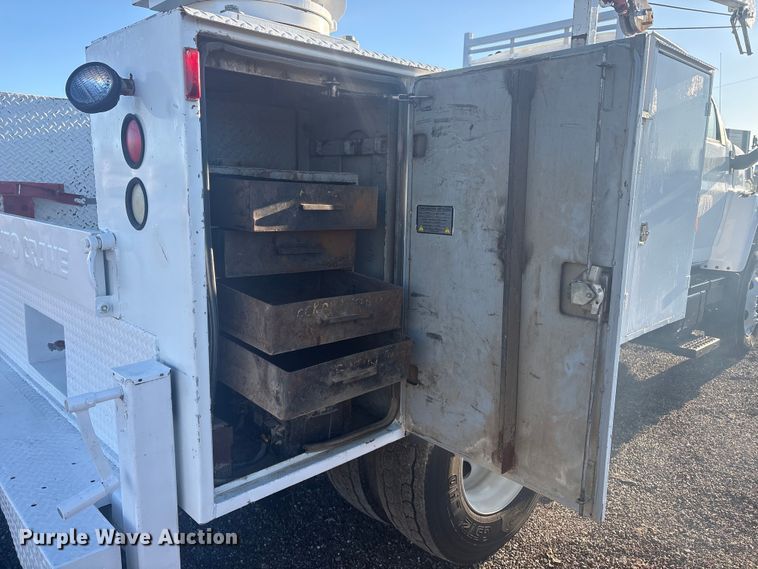 image for item EG8853 2007 Chevrolet C7500 utility / service truck