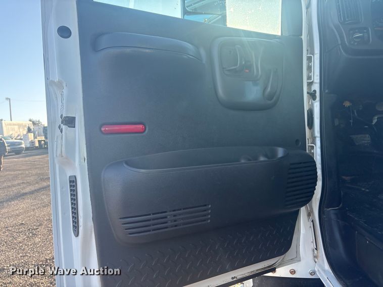 image for item EG8853 2007 Chevrolet C7500 utility / service truck