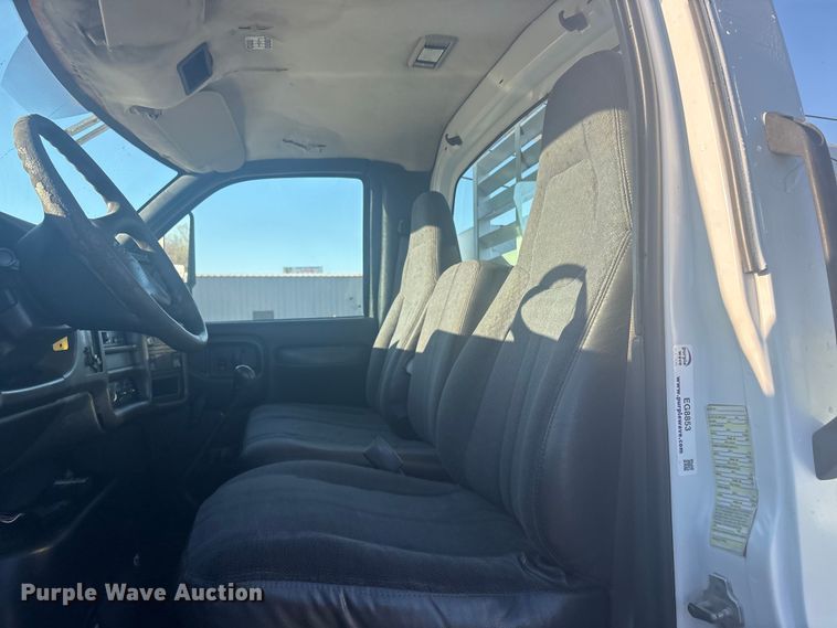 image for item EG8853 2007 Chevrolet C7500 utility / service truck