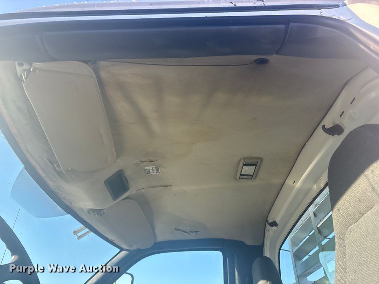 image for item EG8853 2007 Chevrolet C7500 utility / service truck