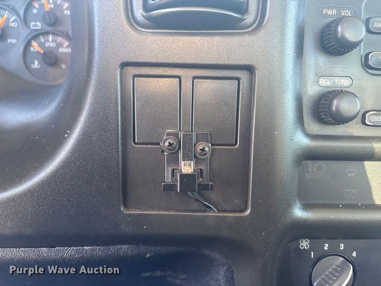 image for item EG8853 2007 Chevrolet C7500 utility / service truck