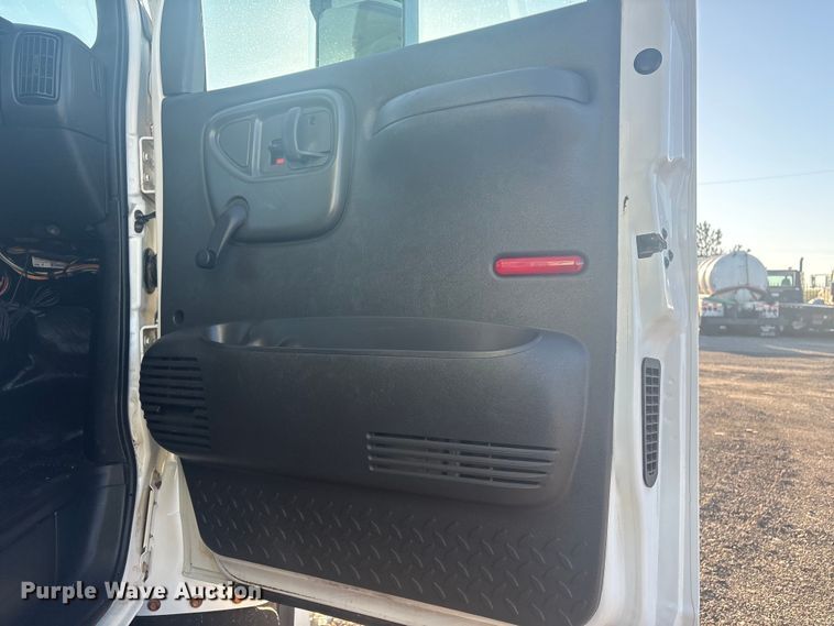 image for item EG8853 2007 Chevrolet C7500 utility / service truck