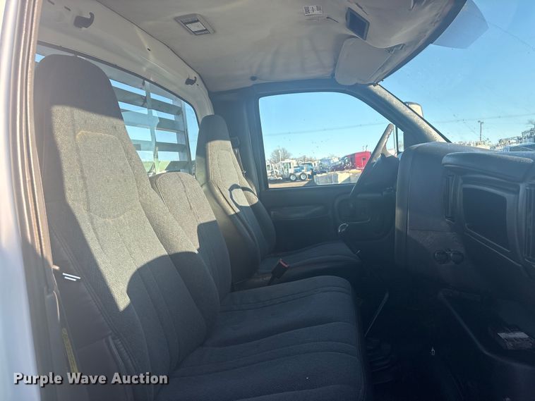 image for item EG8853 2007 Chevrolet C7500 utility / service truck