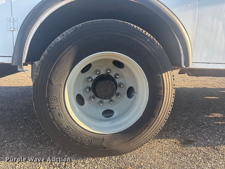 image for item EG8853 2007 Chevrolet C7500 utility / service truck