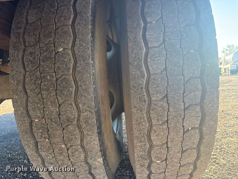 image for item EG8853 2007 Chevrolet C7500 utility / service truck