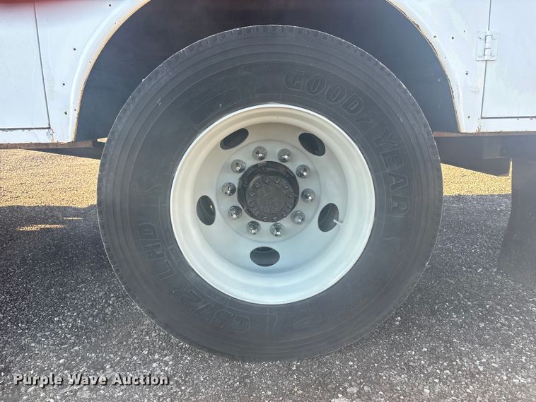 image for item EG8853 2007 Chevrolet C7500 utility / service truck