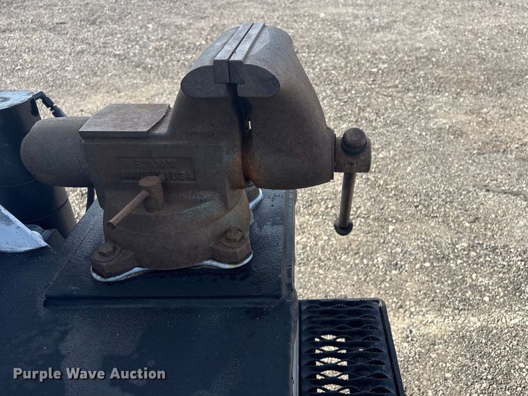 image for item EG8866 2016 Kenworth T3 Series utility / service truck