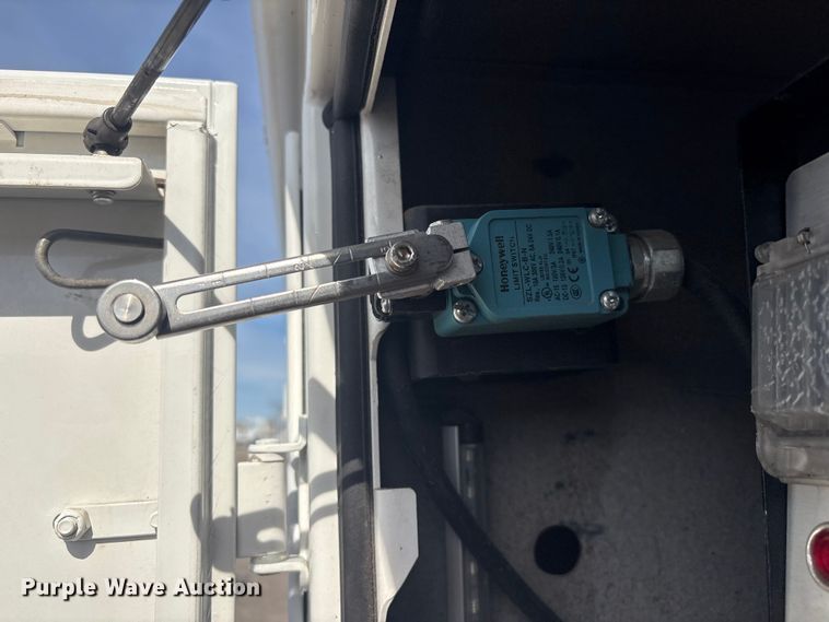 image for item EG8866 2016 Kenworth T3 Series utility / service truck