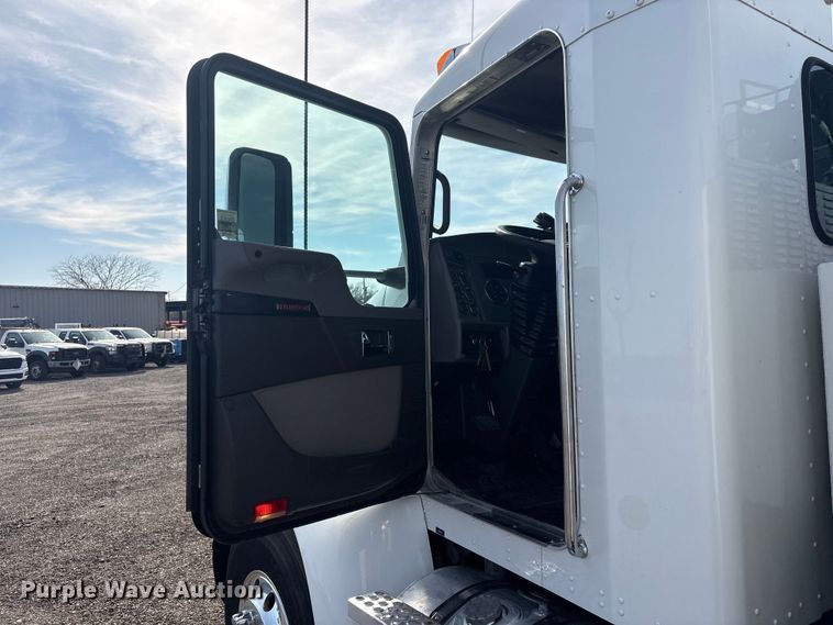 image for item EG8866 2016 Kenworth T3 Series utility / service truck