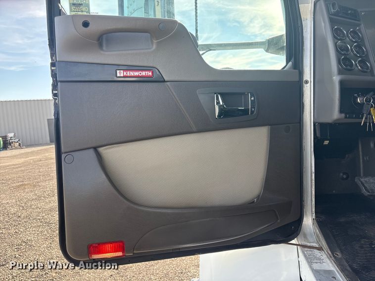 image for item EG8866 2016 Kenworth T3 Series utility / service truck