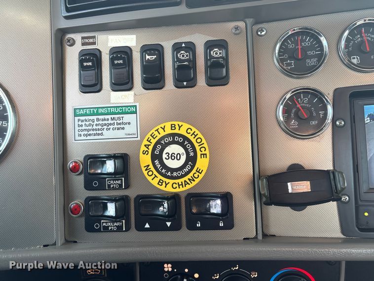 image for item EG8866 2016 Kenworth T3 Series utility / service truck