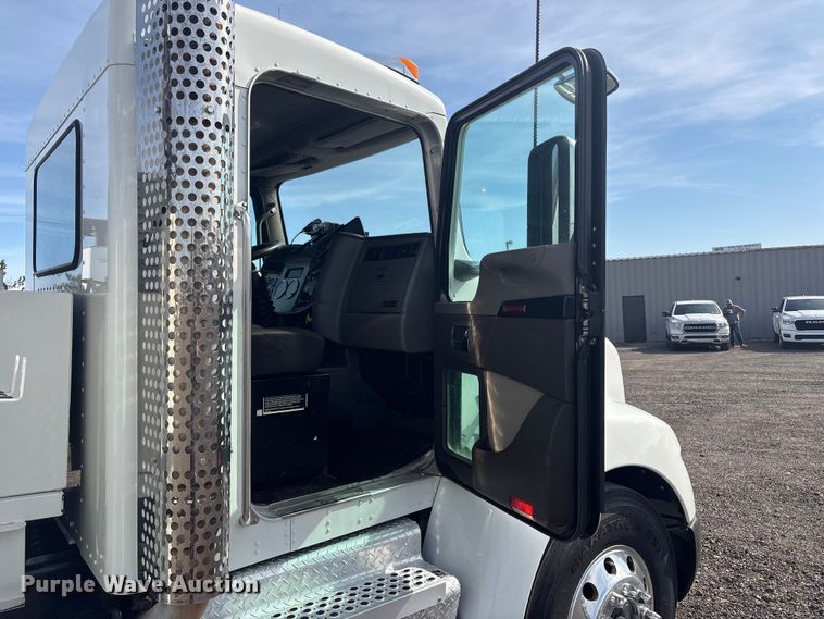 image for item EG8866 2016 Kenworth T3 Series utility / service truck