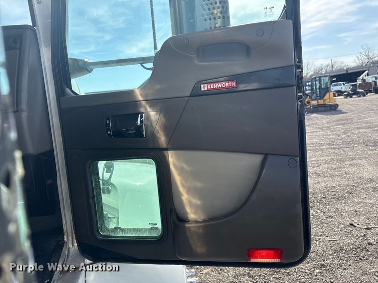 image for item EG8866 2016 Kenworth T3 Series utility / service truck