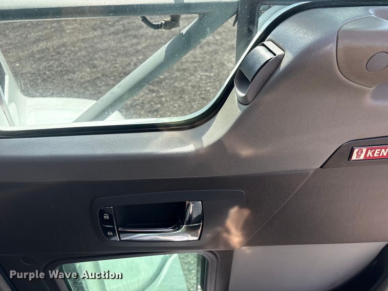 image for item EG8866 2016 Kenworth T3 Series utility / service truck