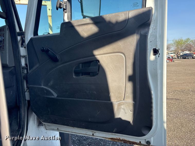 image for item EG8868 2011 International 7500 SBA crane truck