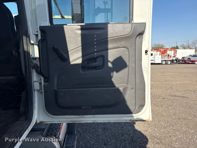 image for item EG8868 2011 International 7500 SBA crane truck