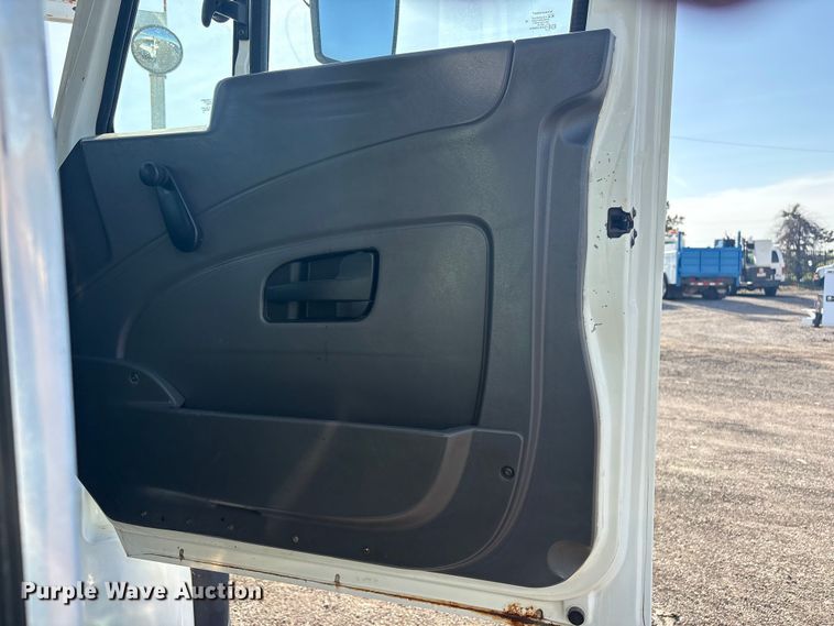 image for item EG8869 2008 International 7500 SBA crane truck