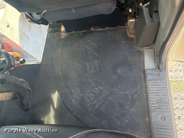 image for item EG8869 2008 International 7500 SBA crane truck