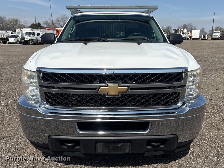 image for item EG8872 2011 Chevrolet Silverado 2500HD Ext. Cab flatbed pickup truck