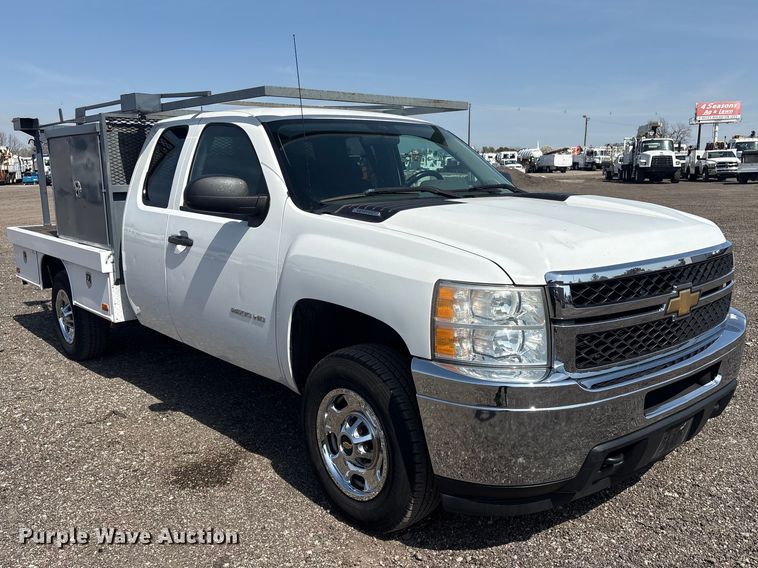 image for item EG8872 2011 Chevrolet Silverado 2500HD Ext. Cab flatbed pickup truck