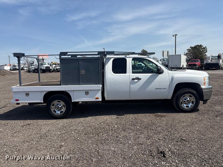 image for item EG8872 2011 Chevrolet Silverado 2500HD Ext. Cab flatbed pickup truck