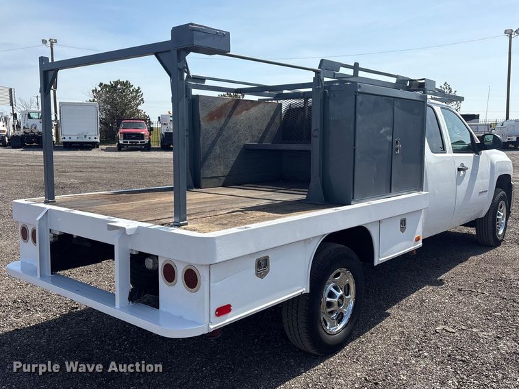 image for item EG8872 2011 Chevrolet Silverado 2500HD Ext. Cab flatbed pickup truck