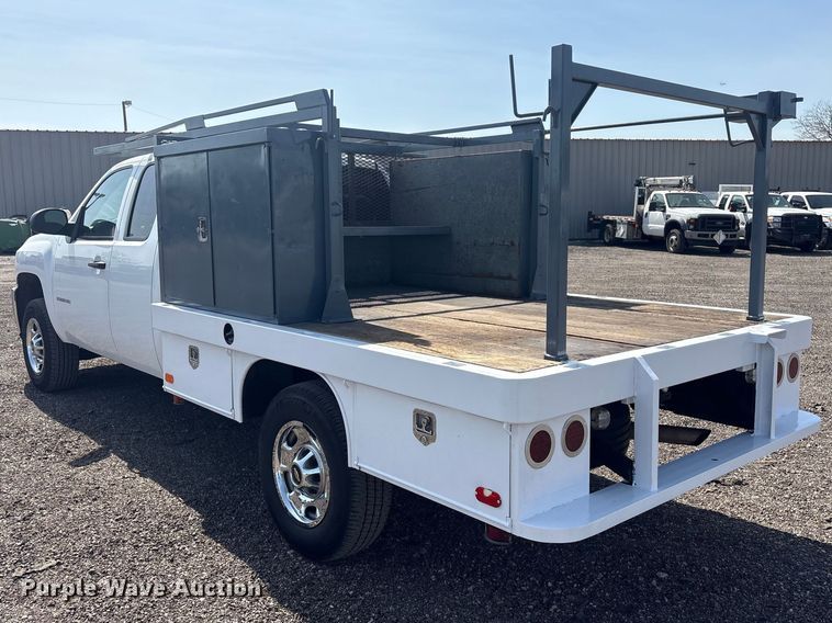 image for item EG8872 2011 Chevrolet Silverado 2500HD Ext. Cab flatbed pickup truck
