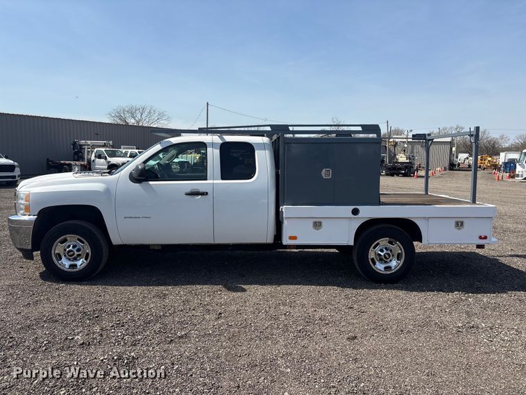image for item EG8872 2011 Chevrolet Silverado 2500HD Ext. Cab flatbed pickup truck
