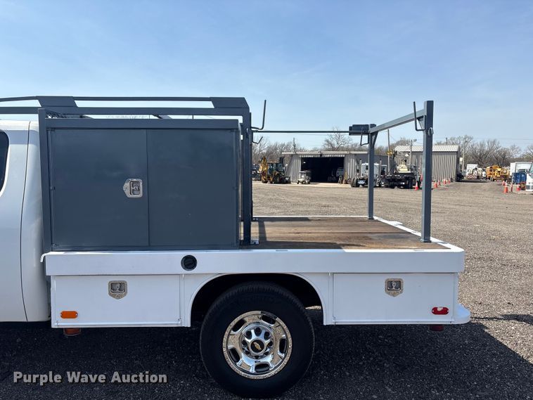 image for item EG8872 2011 Chevrolet Silverado 2500HD Ext. Cab flatbed pickup truck