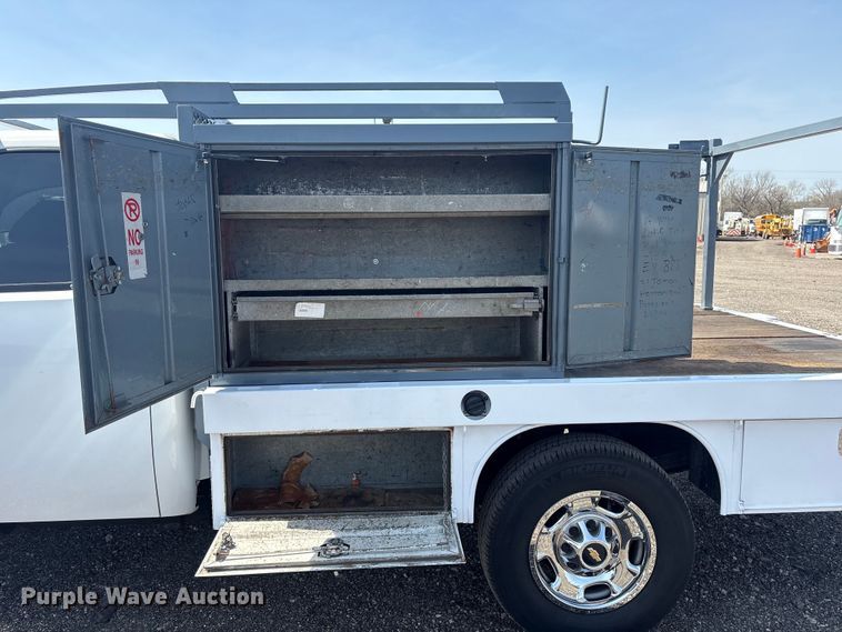 image for item EG8872 2011 Chevrolet Silverado 2500HD Ext. Cab flatbed pickup truck