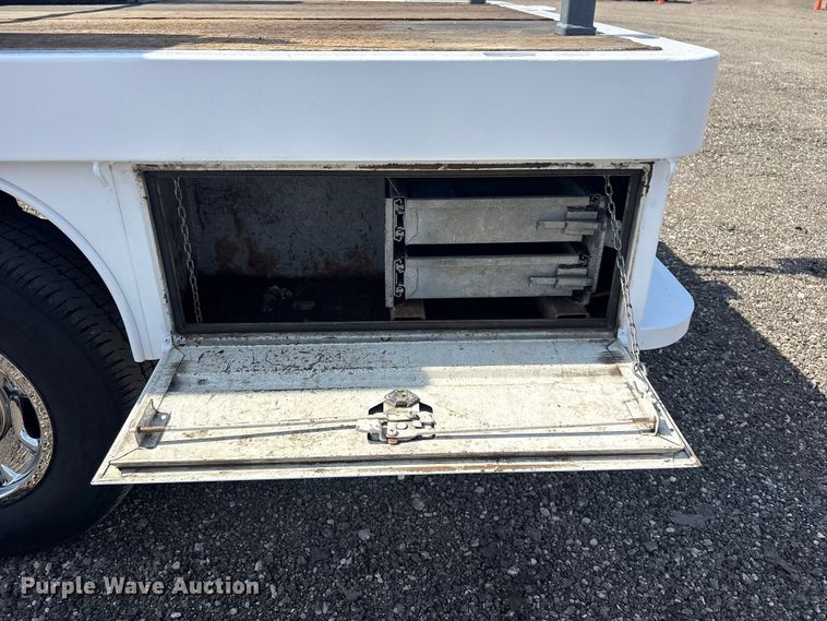 image for item EG8872 2011 Chevrolet Silverado 2500HD Ext. Cab flatbed pickup truck