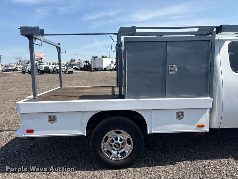 image for item EG8872 2011 Chevrolet Silverado 2500HD Ext. Cab flatbed pickup truck
