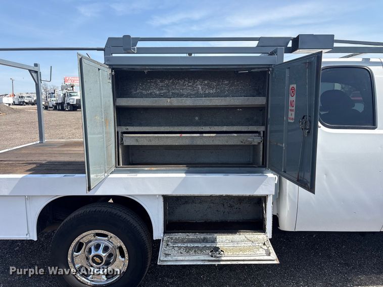 image for item EG8872 2011 Chevrolet Silverado 2500HD Ext. Cab flatbed pickup truck