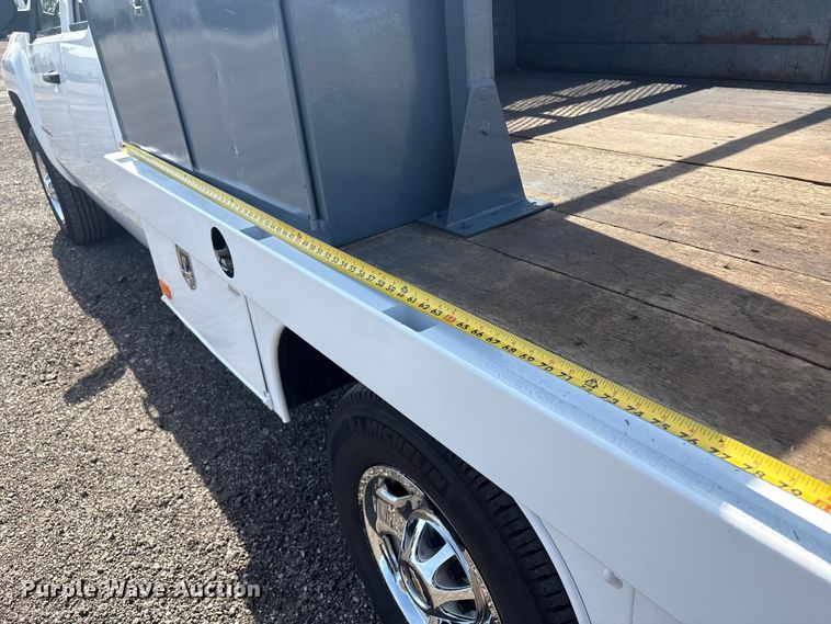 image for item EG8872 2011 Chevrolet Silverado 2500HD Ext. Cab flatbed pickup truck