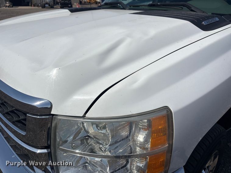 image for item EG8872 2011 Chevrolet Silverado 2500HD Ext. Cab flatbed pickup truck